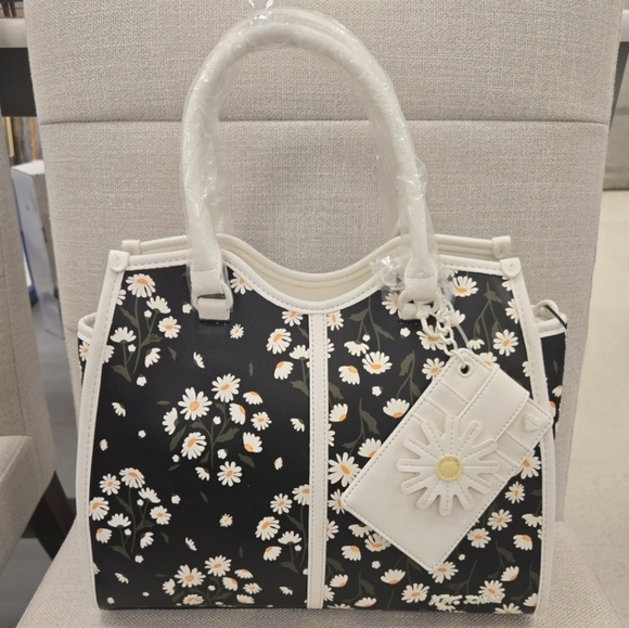 🔹️ Betsey Johnson🔹️ XOLINDIE Daisy Print White and Black multi Tote Bag ✨️🖤 - Picture 1 of 4